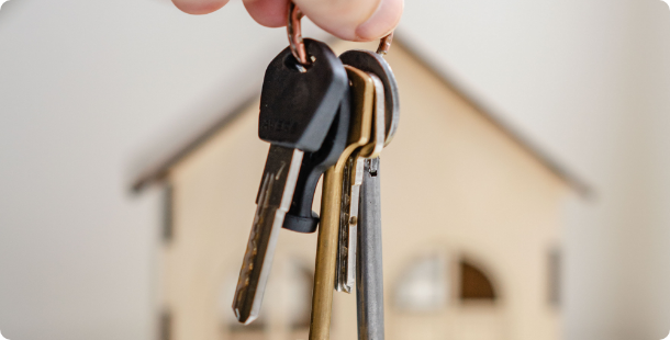 porte-clé avec une maison dans le fond